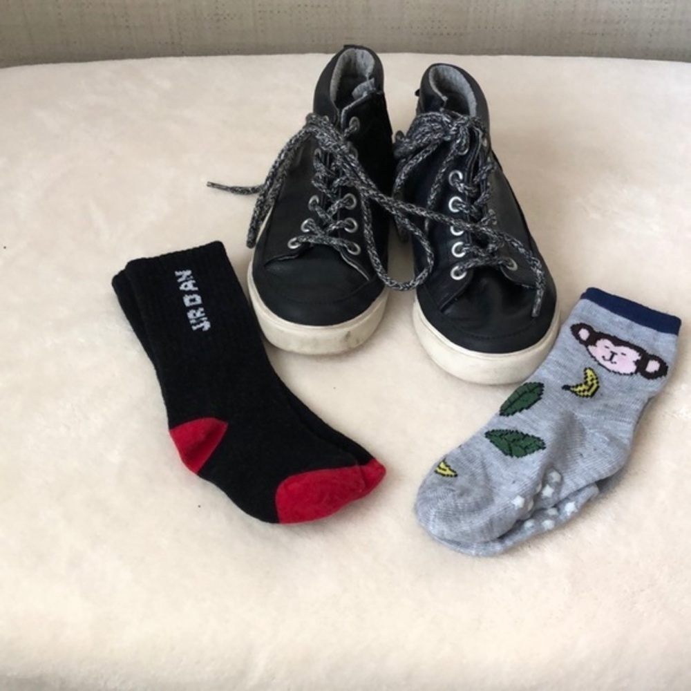 GYMBOREE BOYs TENNY SHOES and SOCKS